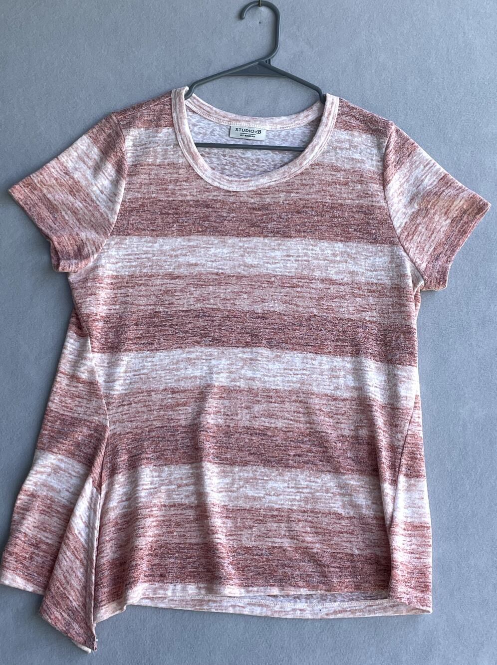 STUDIO B BY BOBEAU HEATHERED BURNT ORANGE STRIPED SIDE - TIE KNIT TEE - SIZE M